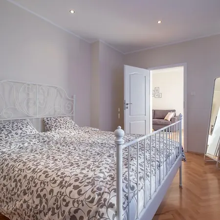 Apartment Zaimov's Balcony | Central Two Bedroom Splendid